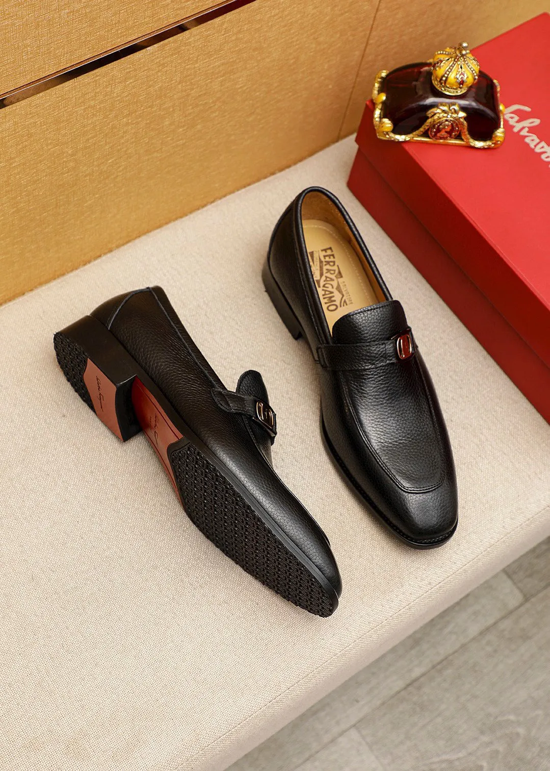Men's shoes 💰460 💐 Product trademark: Ferragamo "Ferragamo" casual leather shoes Regular size: 38-44 (45.46🉑️customized) Product materials: Selected imported first-layer pebbled cowhide leather upper + luxury hardware buckle, imported water-dyed cowhide leather lining. Strong three-dimensional visual effect, original outsole color: 2 colors available